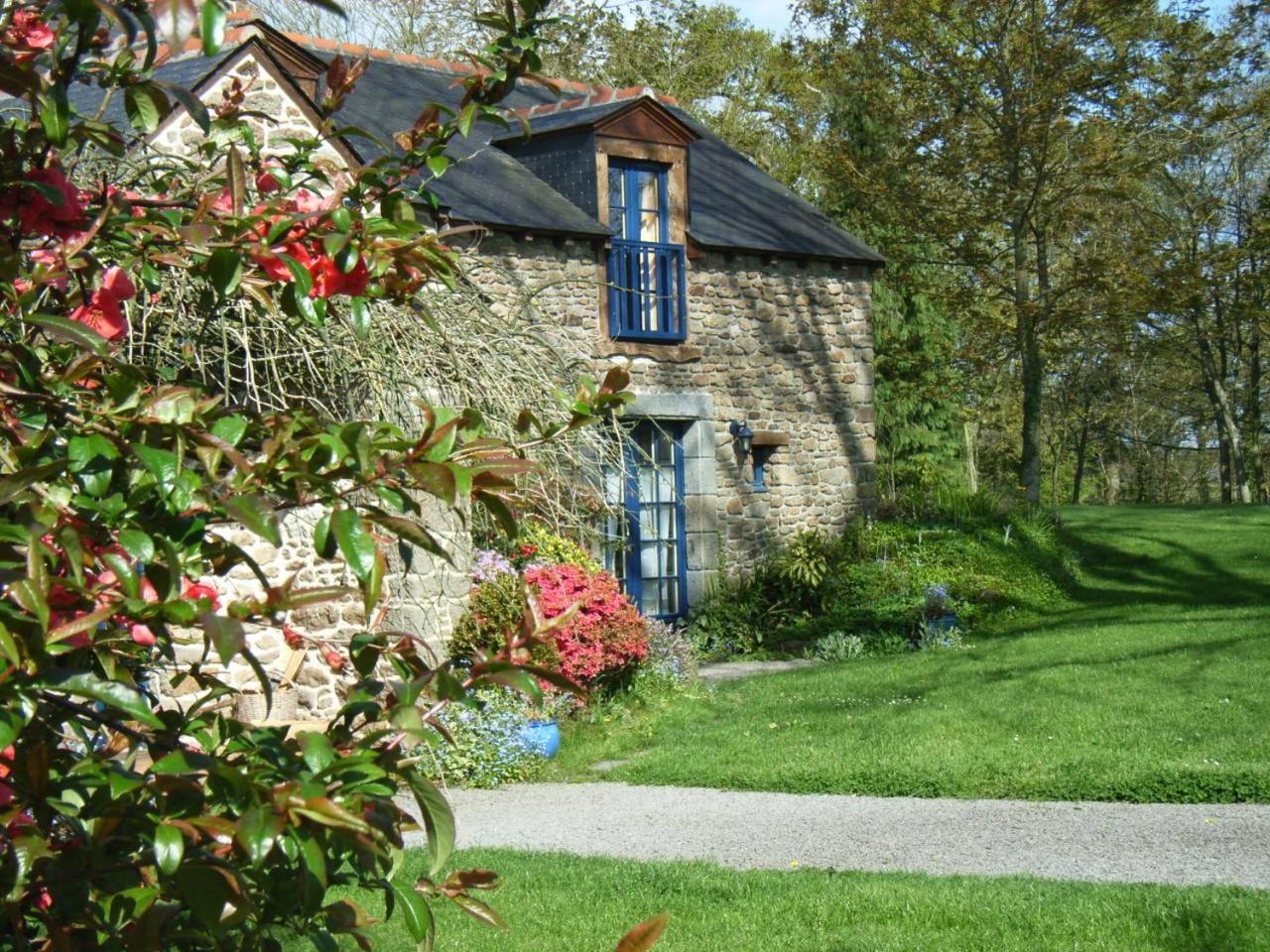 欧蓬锐库尔酒店 Saint-Pierre-de-Plesguen 外观 照片